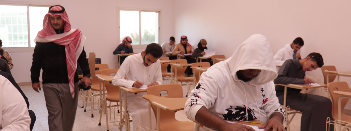 إحدى قاعات الاختبارات النهائية في الكلية التطبيقية بخميس مشيط. 